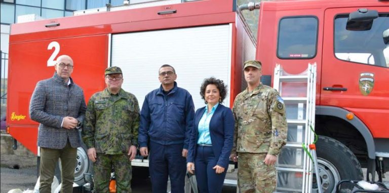 KFOR-i i dhuron pajisje brigadës së zjarrfikësve në Mitrovicën e Veriut