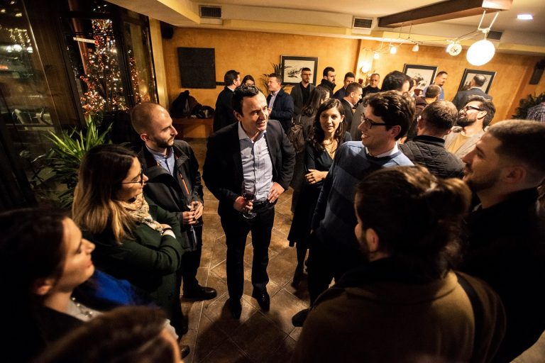 Kurti në koktej me gazetarë pasi refuzoi të takohet me Thaçin