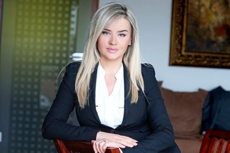 Këshilltarja e Haradinajt: Maska e Albinit ra, ai po bën fushatë zgjedhore