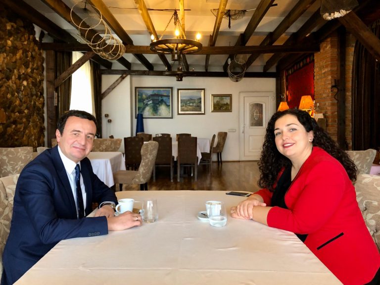 “Albin Kurti po ‘luan’ me Vjosa Osmanin për të shkuar në zgjedhje”