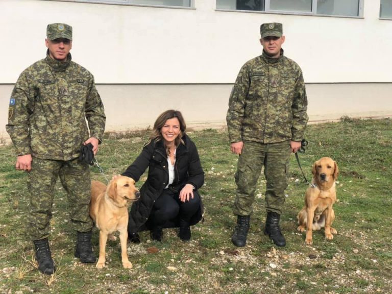 Zëdhënësja e Qeverisë publikon fotografi me dy qentë që shpëtuan shumë jetë në Shqipëri