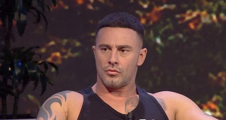 Robert Berisha flet pa pikë marre: Dashnoret janë në modë, s’ka shqiptar që s’e ka një!