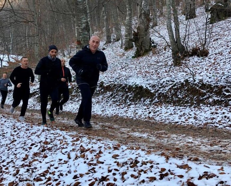 Haradinaj gjen kohë për sport, e nis ditën me vrapim në parkun e Gërmisë