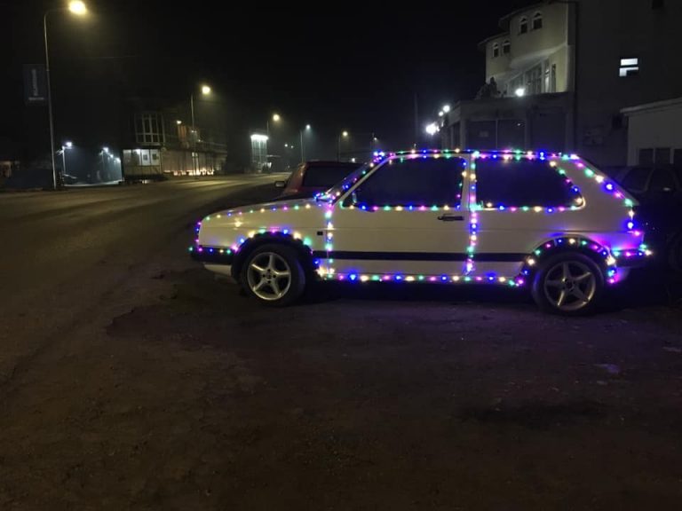 Vakia alla kosovare, e stolisë Golf 2-shin sikur bredhin e Vitit të Ri