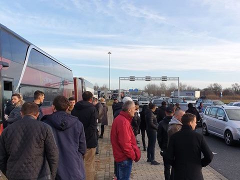 Mërgimtarët rrugës për Kosovë, kaos në kufirin Hungari-Serbi
