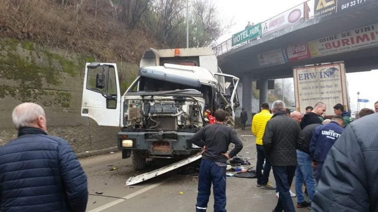 Aksident i rëndë trafiku mes dy kamionëve te Ura e Gjakut