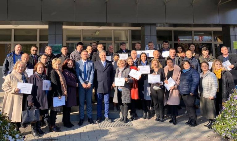 Hoti takon drejtorët e shkollave në Mitrovicë dhe Klinë