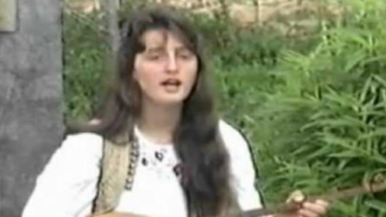Këngëtarja në foto sot është ndër më të njohurat në Kosovë