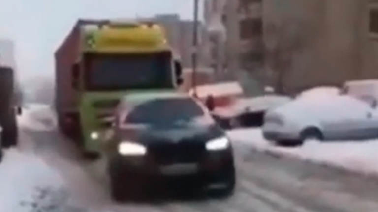 Kush ka thënë që BMW nuk është për dimër: Shikoni si e ngreh një kamion në mes të borës