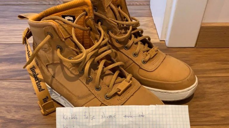 Qytetari i kthen çizmet e vjedhura, i kërkon falje pronarit në Gjilan: Më falni, kurrë nuk vjedh më