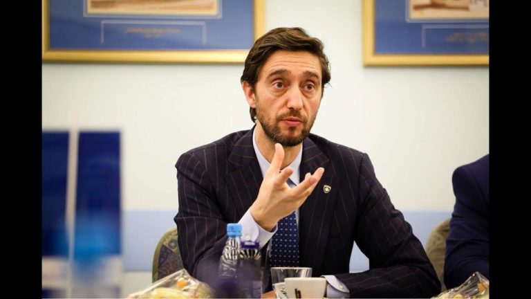 Ismaili thotë se rritja e pagave ndalon migrimin e mjekëve, kërkon vendim të shpejtë nga Kushtetuesja