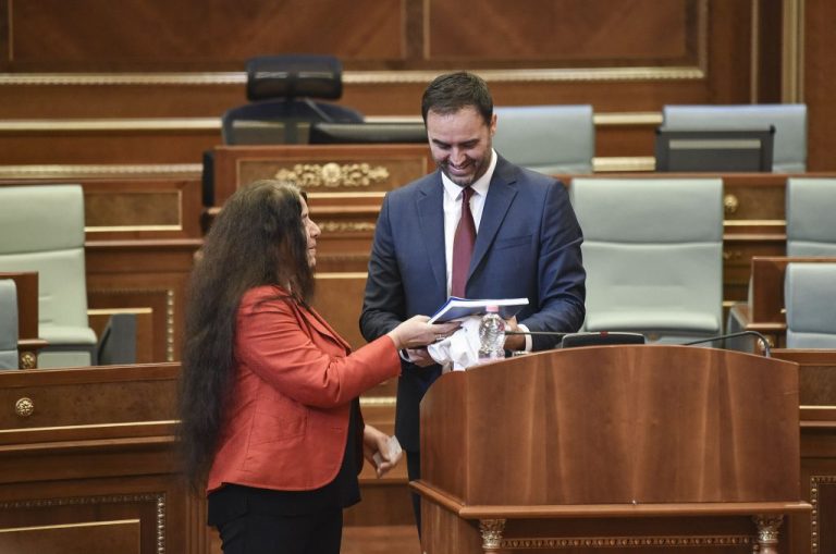 120 studentë nga Austria në Kuvendin e Kosovës, priten nga Glauk Konjufca