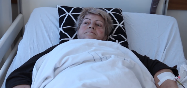 Vdes nga leukemia gruaja që qepte uniforma për UÇK’në