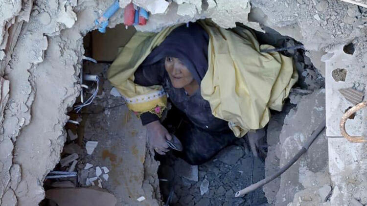 Pamje të pabesueshme nga tërmeti – Momenti kur një grua del vetë nga rrënojat