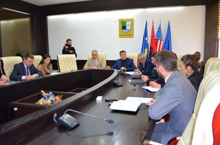 Kryetari Bahtiri kërkon zbatimin e Ligjit kundër duhanit në të gjitha subjektet afariste në Mitrovicë