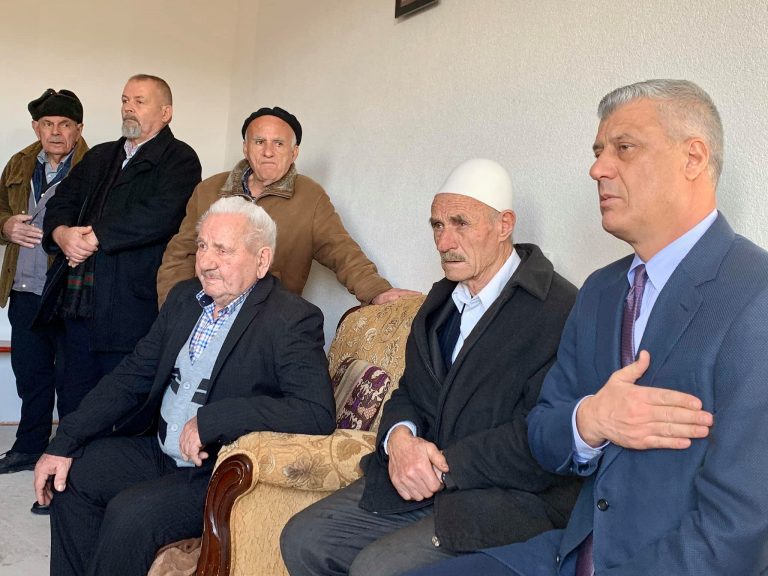 Presidenti Thaçi viziton familjen e policit hero, Sami Thaqi