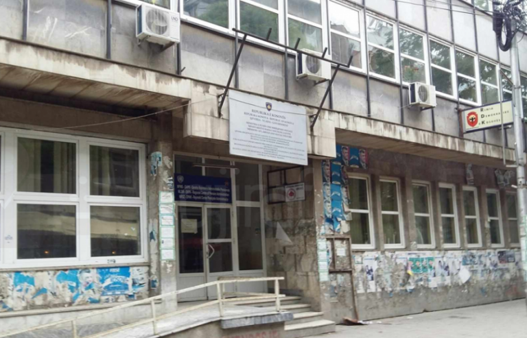 Mitrovicë, peticion kundër taksës për vërtetime (VIDEO)