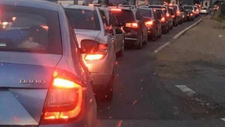 Vazhdojnë pritjet e gjata të mërgimtarëve kosovarë në pikat kufitare me Serbinë