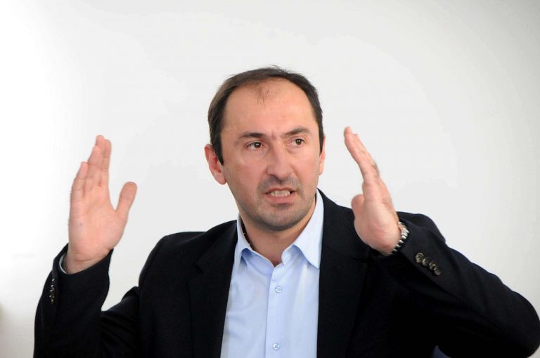 Liburn Aliu i reagon ashpër Baton Haxhiut për takimet Kurti-Thaçi