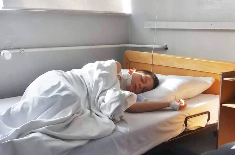 Ta ndihmojmë Malin, 8 vjeçarin jetim që vuan nga një sëmundje e rëndë