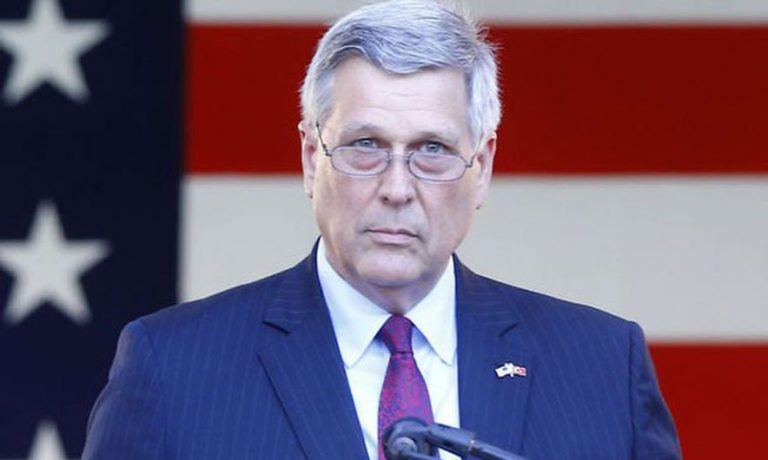 Ambasadori Kosnett ua thotë në sy serbëve në veri të Mitrovicës:  Kosova është shtet dhe si i tillë do të mbetet