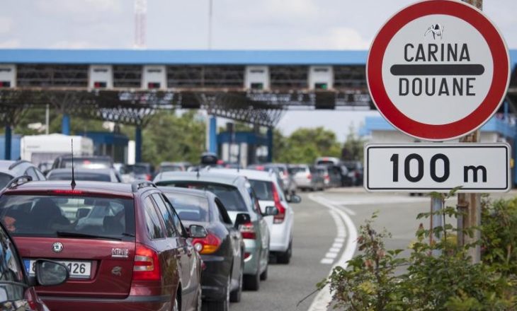 Telashet e kalimit të kufirit me Serbinë po detyrojnë kosovarët të pajisen me tabela KS