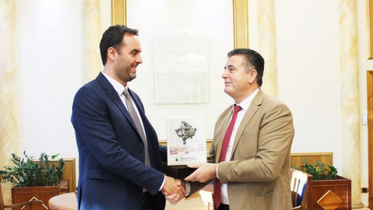 Konjufca i gëzohet vizitës së Agim Bahtirit në Kuvend: Ndihet i nderuar me praninë e tij