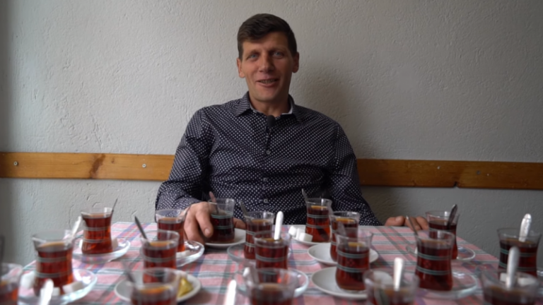 ‘Adnan çaji’ ka një mesazh për ata që po duan t’i thyejnë rekordin dhe nuset që martohen në Vushtrri