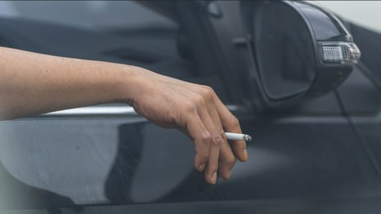Dënime deri në 10 mijë euro për shoferët që hedhin cigaret nga vetura