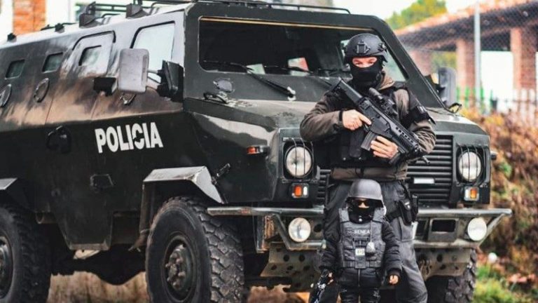 Fotografia që merr zemrën e secilit: Pjesëtari i policisë shqiptare bashkë me djalin