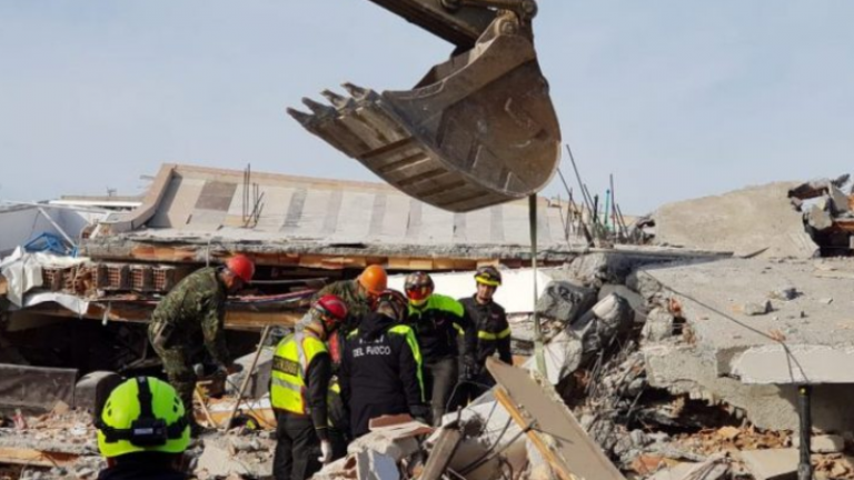 Mrekulli: Gruaja shtatzënë nxirret e gjallë pas 12 orësh nën rrënoja në Turqi