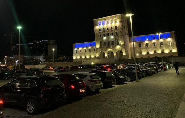 Tirana në panik nga tërmeti, dhjetëra makina tek sheshi “Nënë Tereza” (FOTO)