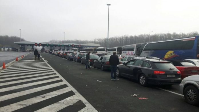 Vjen nga Gjermania për pushime në Prishtinë, gurbetqarit ia thejnë veturën dhe ia vjedhin kuletën me dokumente