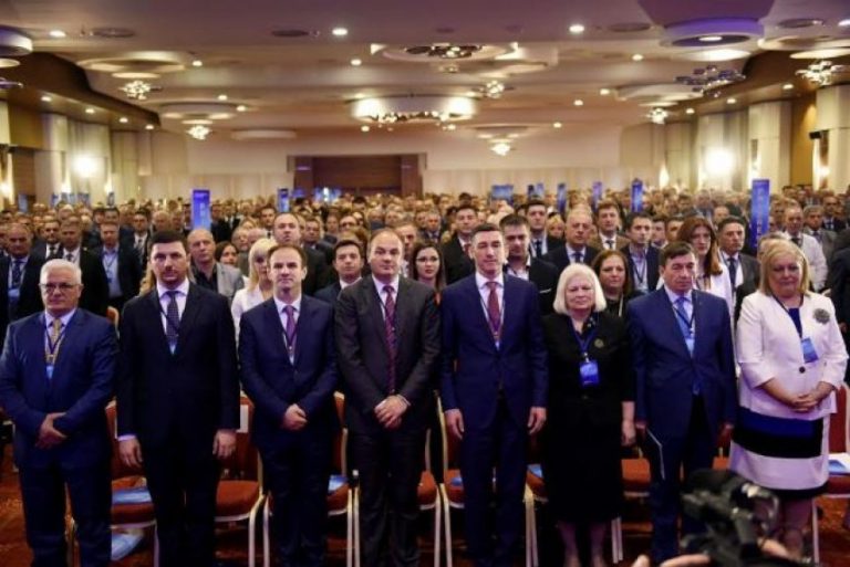 Ekskluzive: Fillon mbledhja e jashtëzakonshme e Kryesisë së PDK-së