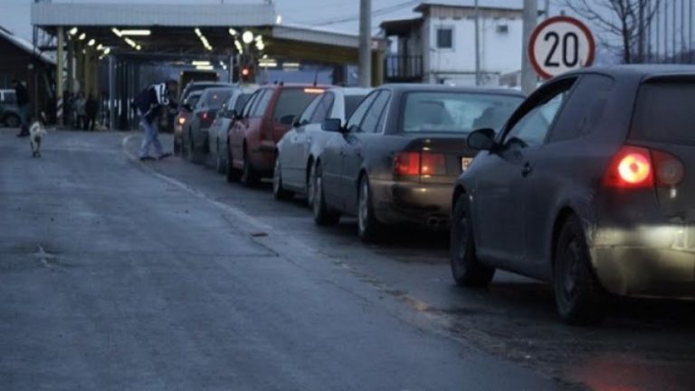 Deri në shtatë orë janë pritjet në Merdare