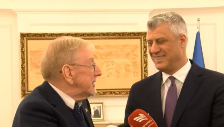 Walkeri sqaron videon e shumëkomentuar ku nuk ia zgjat dorën, Thaçi buzëqesh