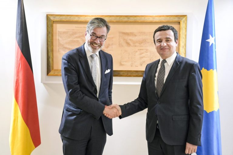 Ambasadori Heldt e mirëpret njoftimin e Kurtit për heqjen e pjesshme të taksës