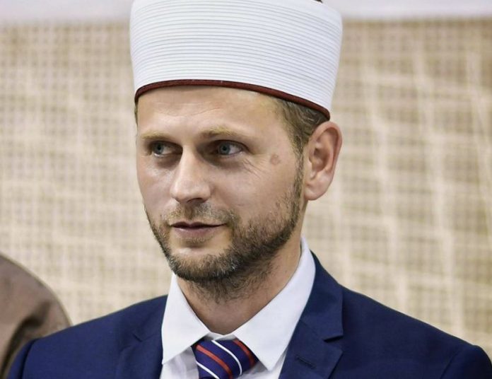 Flet imami Irfan Krasniqi, i cili u shkarkua nga kryesia e BIK-ut