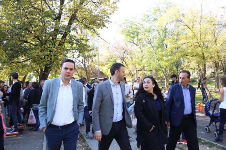 Vëllai i gruas së Lumir Abdixhikut, punësohet në kabinetin e kryetares së Kuvendit, Vjosa Osmani