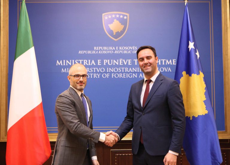 Ministri Konjufca takon ambasadorin italian Orlando