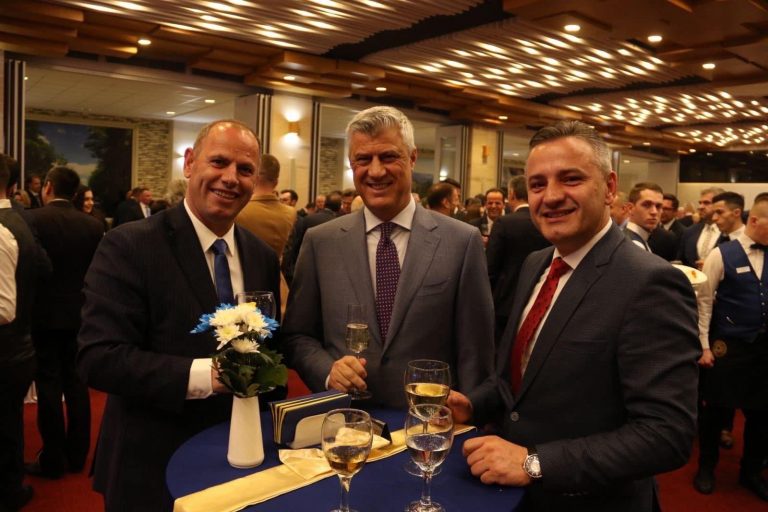 Lladrovci në foto me Presidentin Thaçi dhe Bekim Jasharin: Na tre, ma të fortit!
