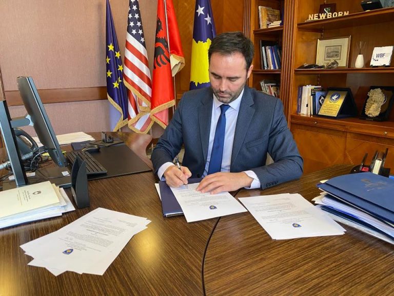 Konjufca i hyn fshesë diplomacisë, i kthen në shtëpi 14 konsuj