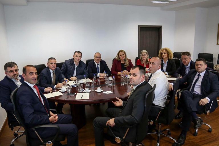 ‘Kërcënon’ deputeti i AAK-së: Nuk do të lëmë guri pa lëvizur që taksa të mos hiqet