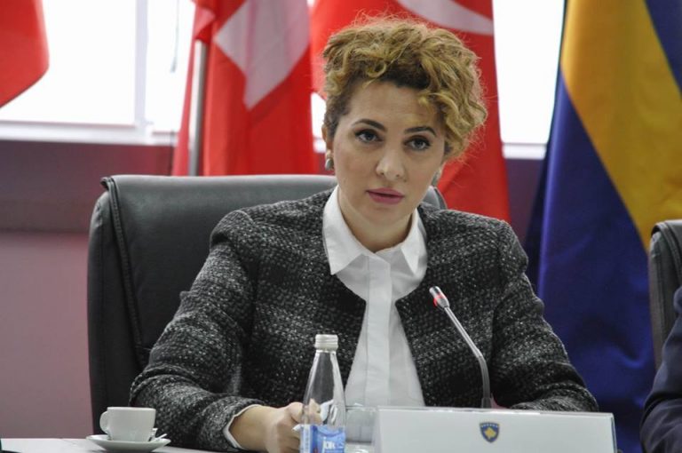 Cilës parti do t’i bashkohet nëse përjashtohet nga AAK-ja? – Albena Reshitaj tregon planet e saj