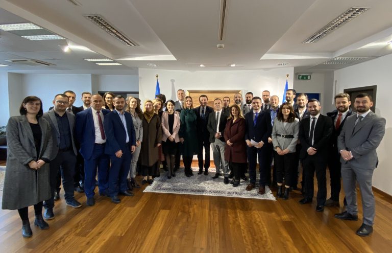 Rexhep Selimi bashkë me gjithë deputetët e VV-së i urojnë punë të mbarë kryeministrit Kurti