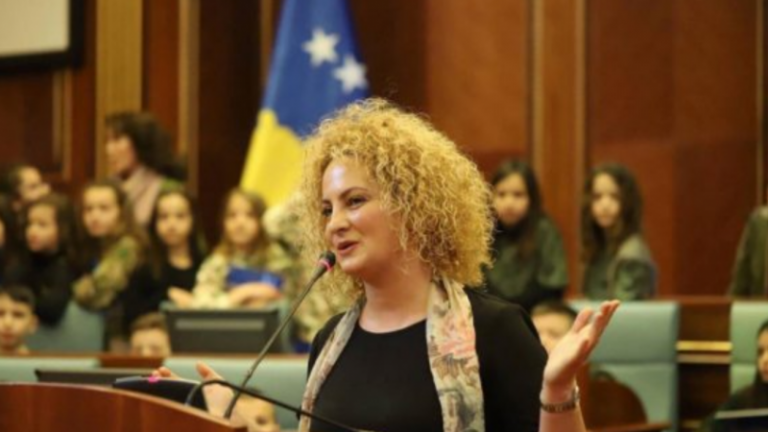 Akuzë e rëndë nga Donika Kadaj: Kurti do t’i zëvendësojë flamujt e Kosovës me ata të Serbisë