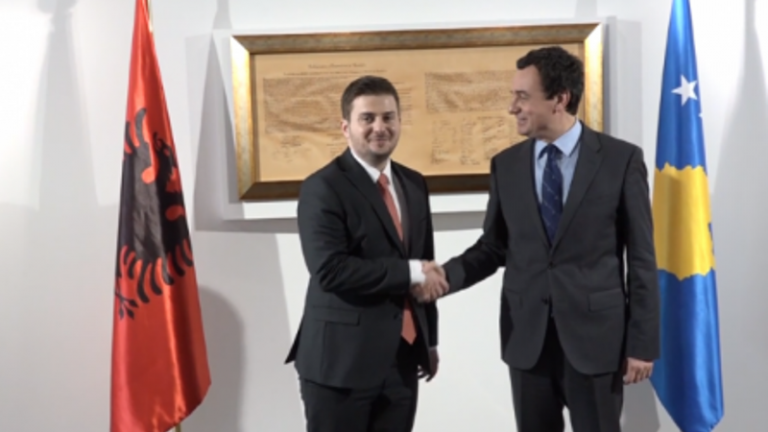 Gent Cakaj lëshon një shaka në zyrën e Kurtit: Që don i ndërrojmë flamurat