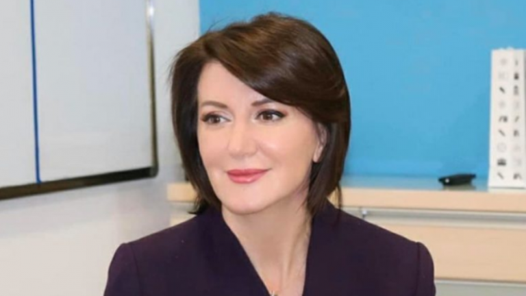 Atifete Jahjaga i dhuron lule kësaj politikaneje kosovare