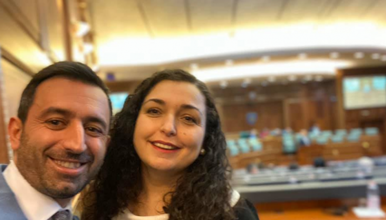 Deputeti i VV’së publikon foton me Vjosa Osmani: Prekne hunen, veç po na rritni dashninë