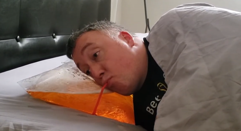 Jastëku me birrë: Iu mundëson të pini birrë edhe gjatë kohës kur flini